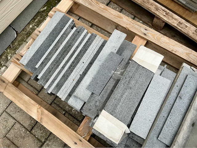 Partij stenen, venstertabletten en plinten. - afbeelding 23 van  23
