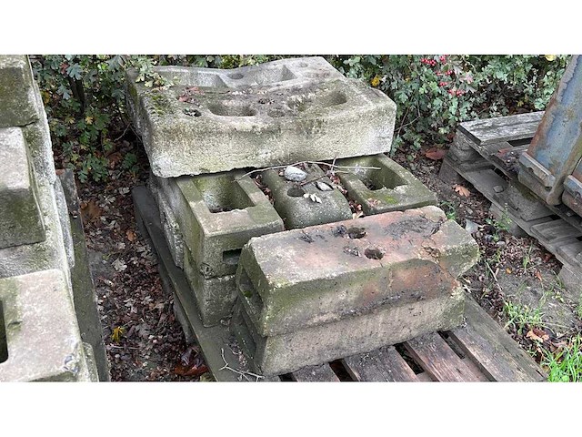 Partij stenen voeten voor heras hekken - afbeelding 1 van  5