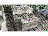 Partij stenen voeten voor heras hekken - afbeelding 1 van  5