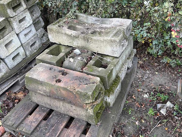 Partij stenen voeten voor heras hekken - afbeelding 2 van  5