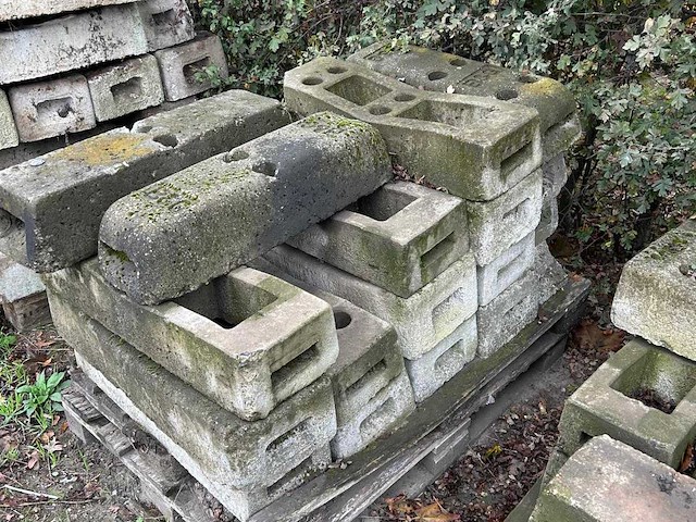 Partij stenen voeten voor heras hekken - afbeelding 3 van  5