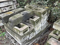 Partij stenen voeten voor heras hekken - afbeelding 3 van  5