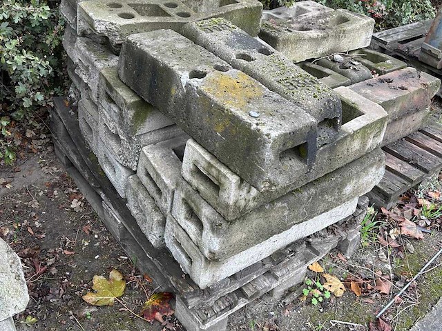 Partij stenen voeten voor heras hekken - afbeelding 4 van  5