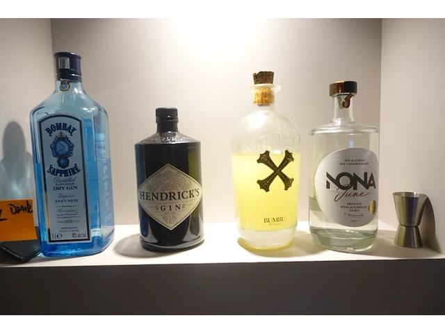 Partij sterke alcoholische dranken - afbeelding 2 van  6