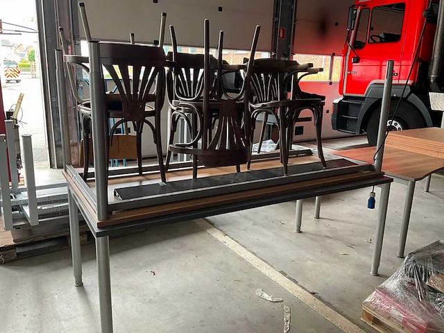 Partij stoelen en tafels - afbeelding 1 van  2