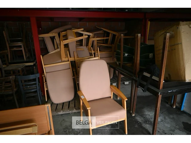 Partij stoelen met armleuning - afbeelding 1 van  7