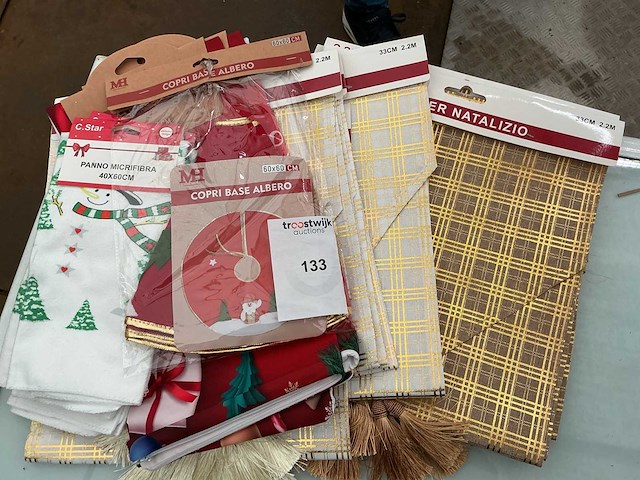 Partij tafel kerstlinne. - afbeelding 1 van  1