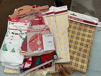 Partij tafel kerstlinne. - afbeelding 1 van  1