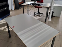 Partij tafels en ladenblokken - afbeelding 1 van  4