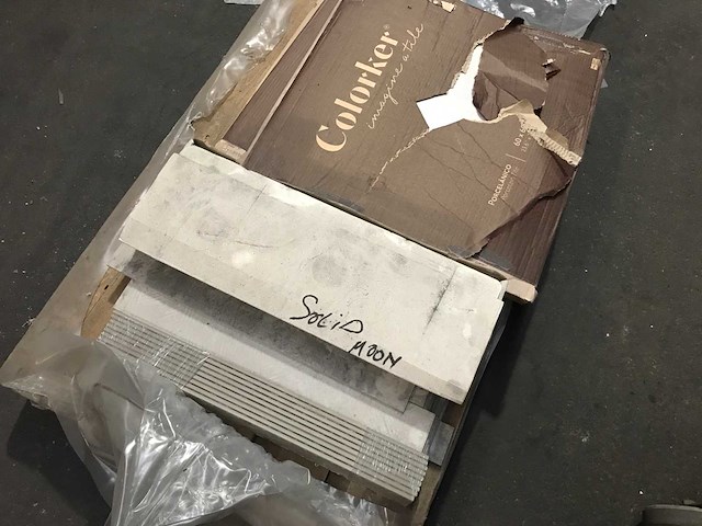 Partij tegels en plinten 1 palet - afbeelding 4 van  4