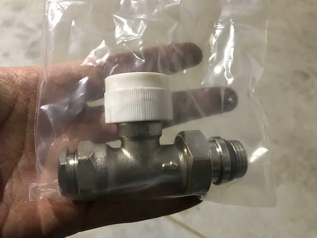 Partij thermostatische radiatorkraan recht 15 mm x 1/2" buitendraads (268x) - afbeelding 1 van  4