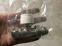 Partij thermostatische radiatorkraan recht 15 mm x 1/2" buitendraads (268x) - afbeelding 1 van  4
