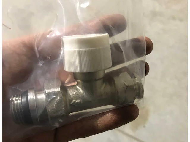 Partij thermostatische radiatorkraan recht 15 mm x 1/2" buitendraads (268x) - afbeelding 2 van  4