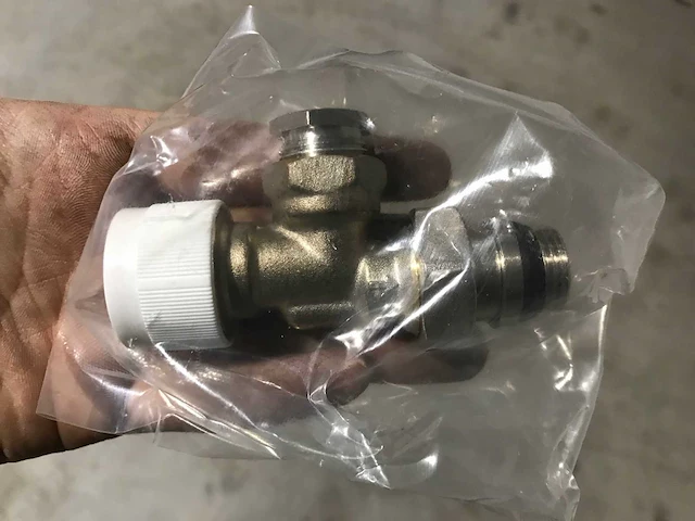 Partij thermostatische radiatorkraan verkeerd haaks 15 mm x 1/2" buitendraads (39x) - afbeelding 1 van  6