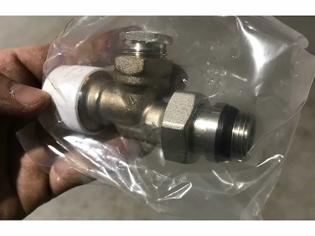 Partij thermostatische radiatorkraan verkeerd haaks 15 mm x 1/2" buitendraads (39x) - afbeelding 2 van  6