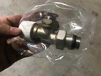 Partij thermostatische radiatorkraan verkeerd haaks 15 mm x 1/2" buitendraads (39x) - afbeelding 5 van  6