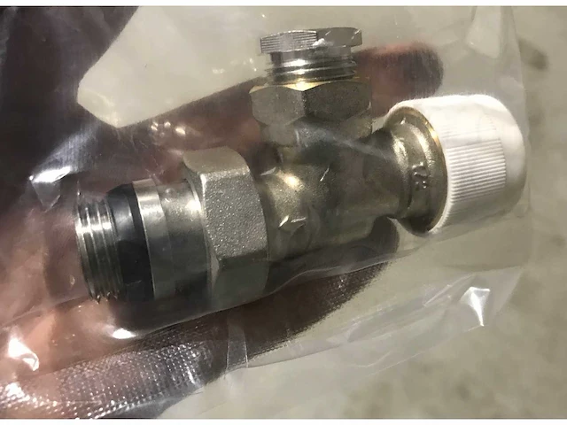 Partij thermostatische radiatorkraan verkeerd haaks 15 mm x 1/2" buitendraads (39x) - afbeelding 6 van  6