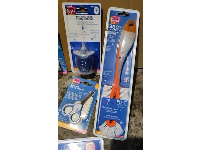 Partij tigex baby verzorgingsbenodigheden oa thermometer, spenen, ea 13 stuks - afbeelding 5 van  6