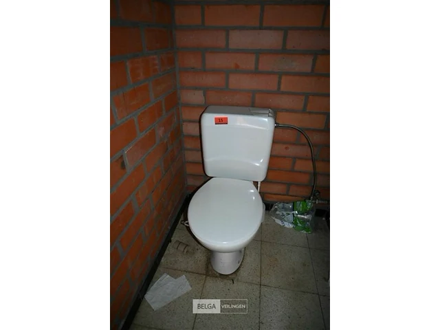 Partij toiletten en urinoirs - afbeelding 1 van  9