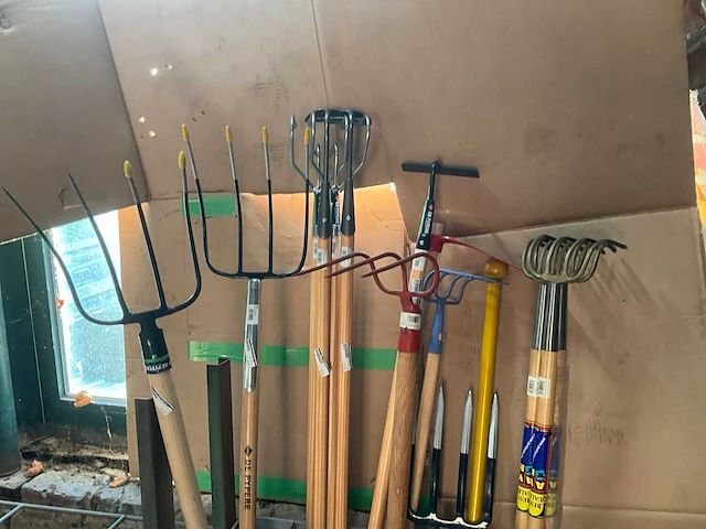 Partij tuin handgereedschap en gereedschap met steel - afbeelding 2 van  14