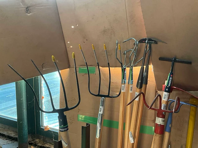 Partij tuin handgereedschap en gereedschap met steel - afbeelding 3 van  14
