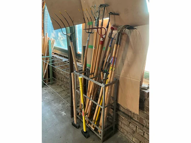 Partij tuin handgereedschap en gereedschap met steel - afbeelding 6 van  14