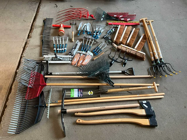 Partij tuin handgereedschap en gereedschap met steel - afbeelding 1 van  14