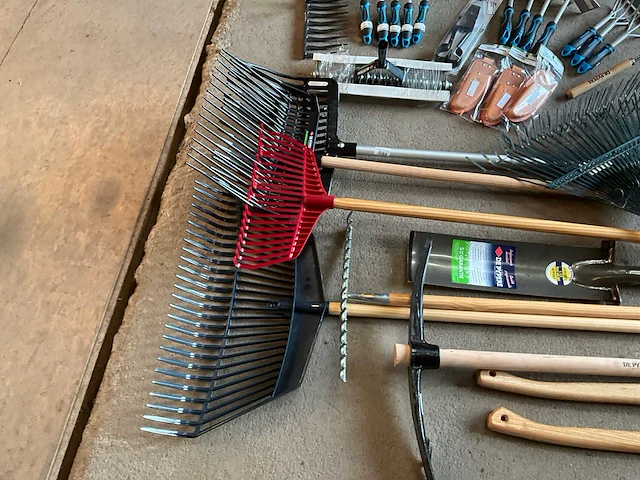 Partij tuin handgereedschap en gereedschap met steel - afbeelding 10 van  14