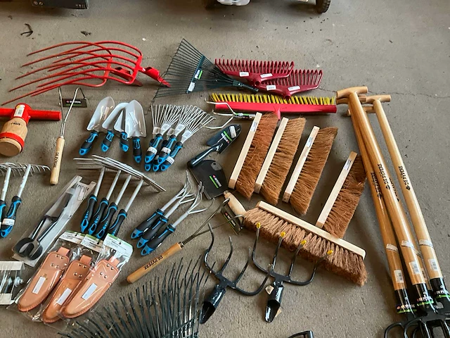 Partij tuin handgereedschap en gereedschap met steel - afbeelding 12 van  14