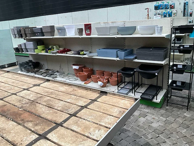 Partij tuinpotten en toebehoren - afbeelding 1 van  13