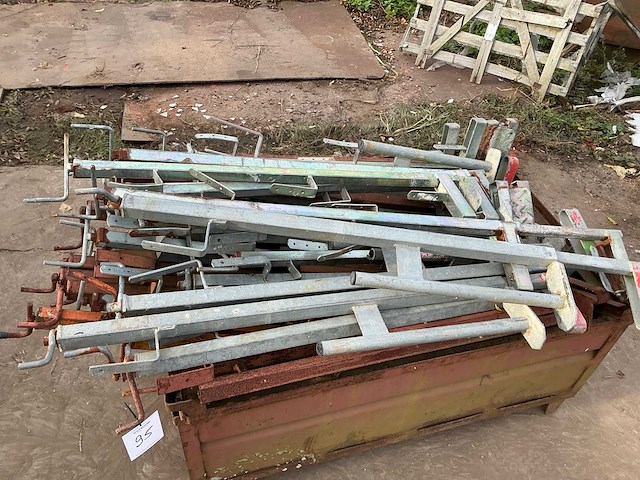 Partij valbeveiliging in metalen stapelbak - afbeelding 1 van  3