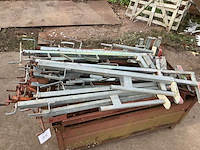 Partij valbeveiliging in metalen stapelbak - afbeelding 1 van  3