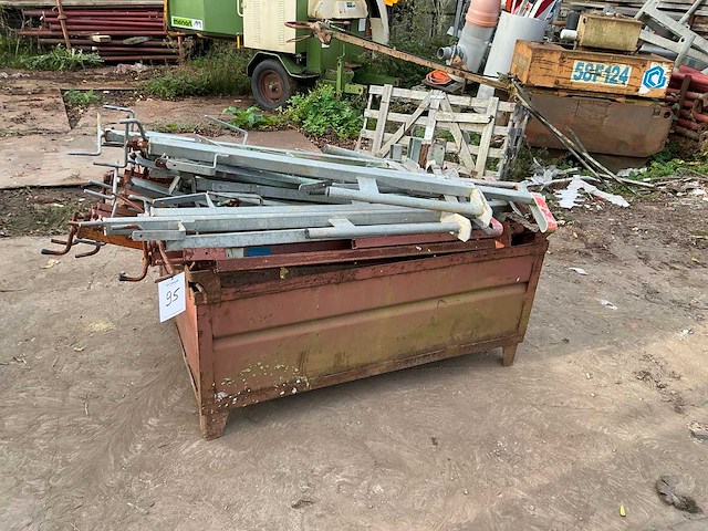 Partij valbeveiliging in metalen stapelbak - afbeelding 2 van  3