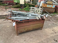 Partij valbeveiliging in metalen stapelbak - afbeelding 2 van  3