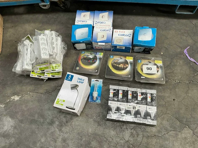 Partij verlichting en verdeeldozen - afbeelding 1 van  8