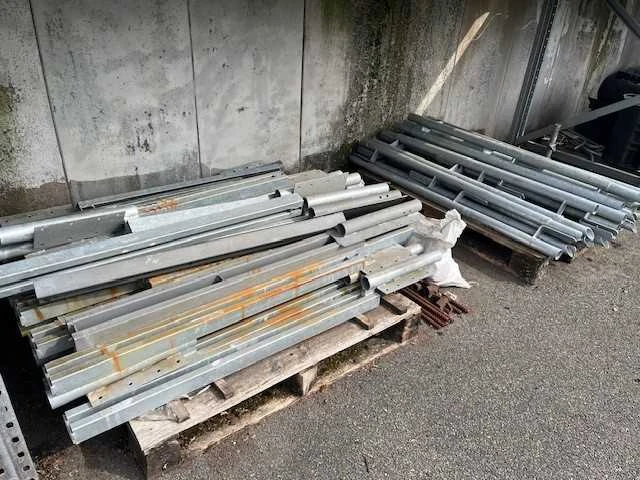 Partij vloerrandbekisting/leuninghouders - afbeelding 3 van  3