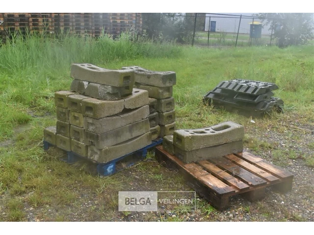 Partij voeten/steunen voor heras hekwerken, beton/hard plastiek - afbeelding 1 van  2