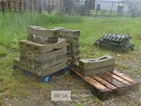 Partij voeten/steunen voor heras hekwerken, beton/hard plastiek - afbeelding 1 van  2