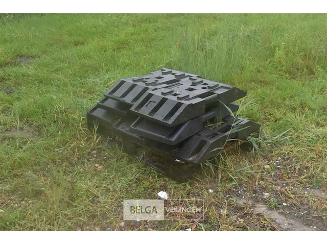 Partij voeten/steunen voor heras hekwerken, beton/hard plastiek - afbeelding 2 van  2