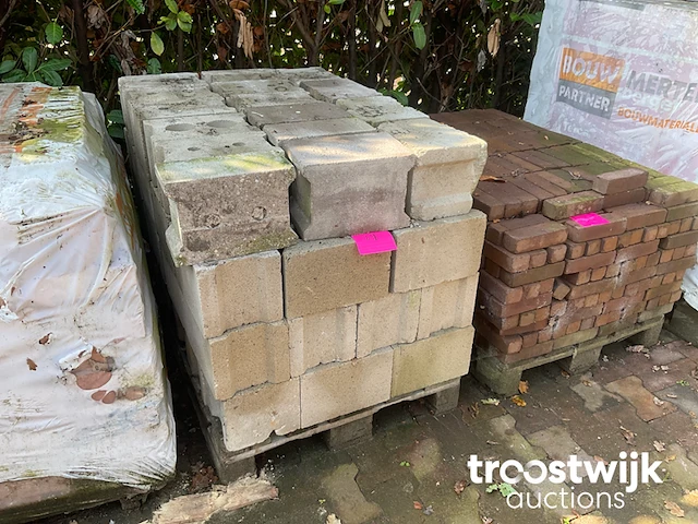 Partij volle betonblokken - afbeelding 1 van  2