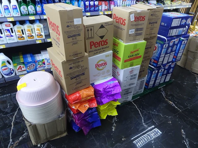 Partij wasmiddel + plastic wasbakjes - afbeelding 1 van  10