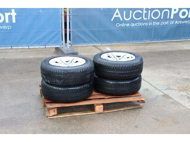 Partij wielen good year 205/60r16 - afbeelding 1 van  1