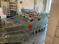 Partij winkelkarren en mandjes