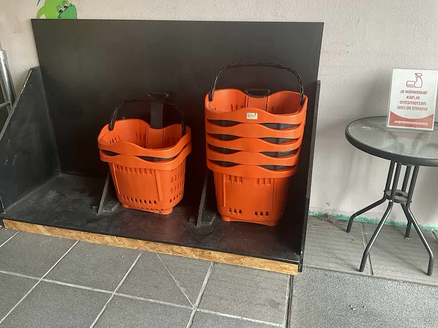 Partij winkelkarren en mandjes - afbeelding 2 van  2