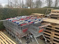 Partij winkelkarren, palletten en tuintafel