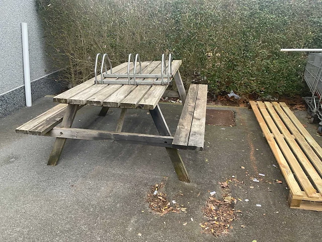 Partij winkelkarren, palletten en tuintafel - afbeelding 2 van  4