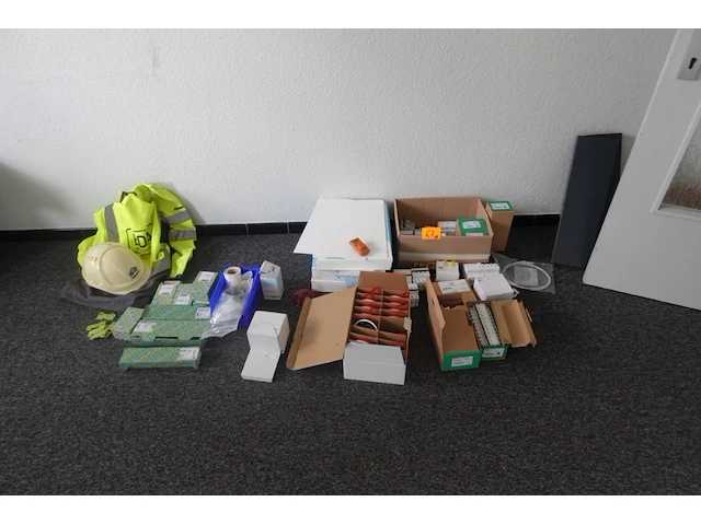 Partij zekeringen en rookmelders - afbeelding 1 van  9