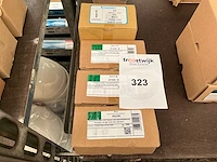 Partij zeskantmoeren en vleugelschroeven. - afbeelding 1 van  2