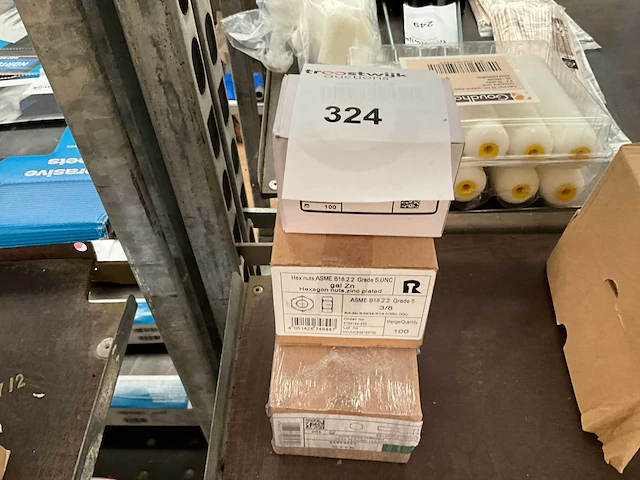 Partij zeskantmoeren. - afbeelding 1 van  2