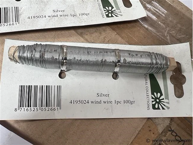 Partij zliverdraad op houten stokjes - afbeelding 1 van  3